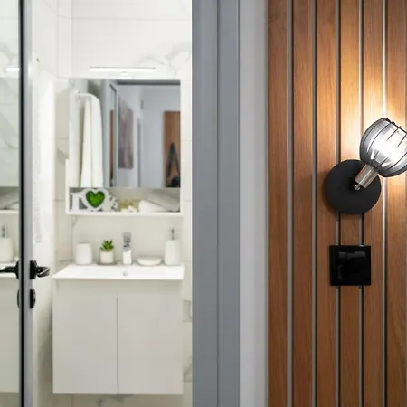 The Mirror فيليكو ترنوفو