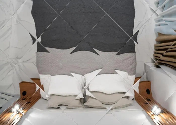 The Mirror Veliko Tărnovo